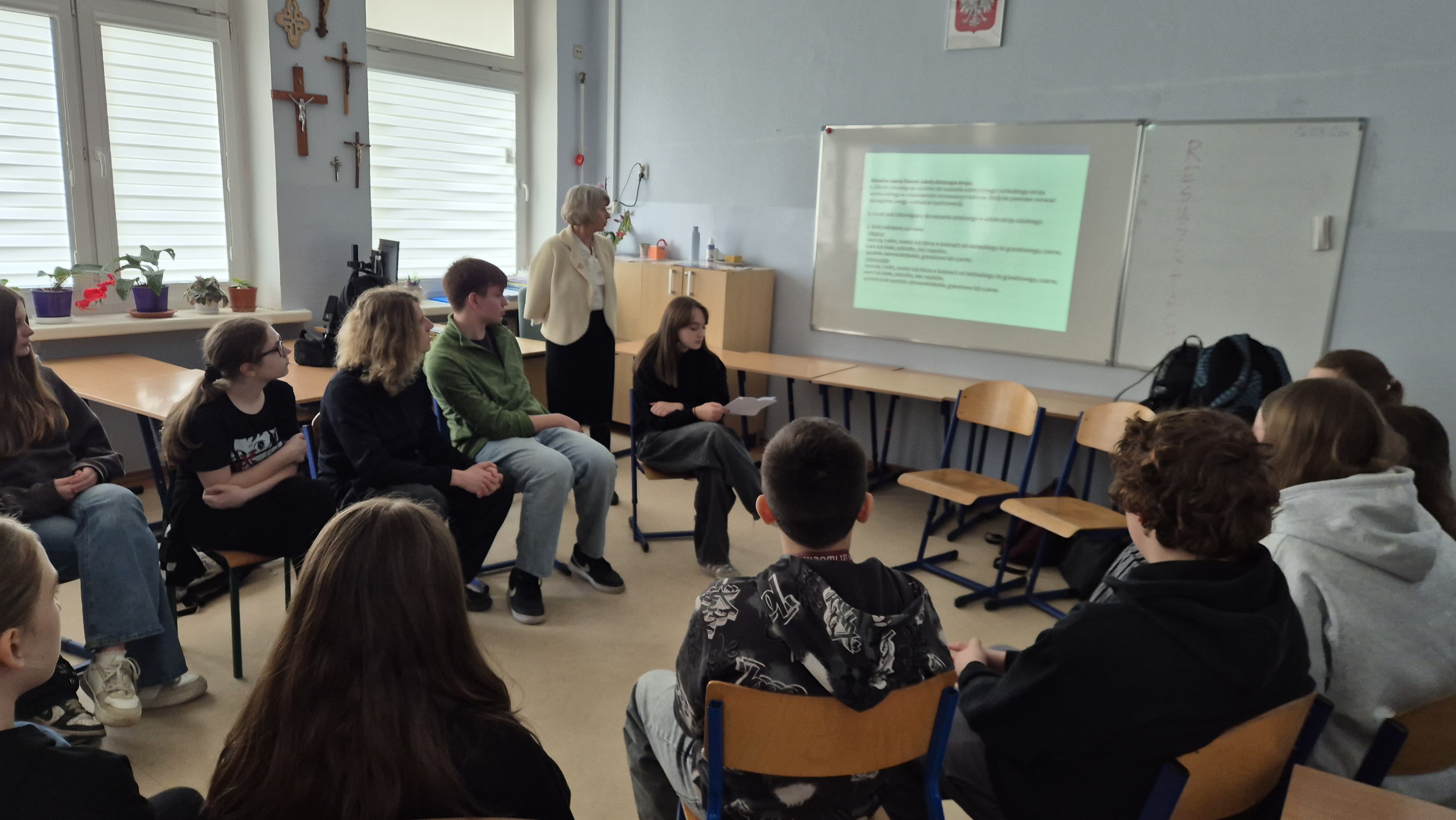 Pani wicedyrektor i uczniowie SP9 w czasie debaty