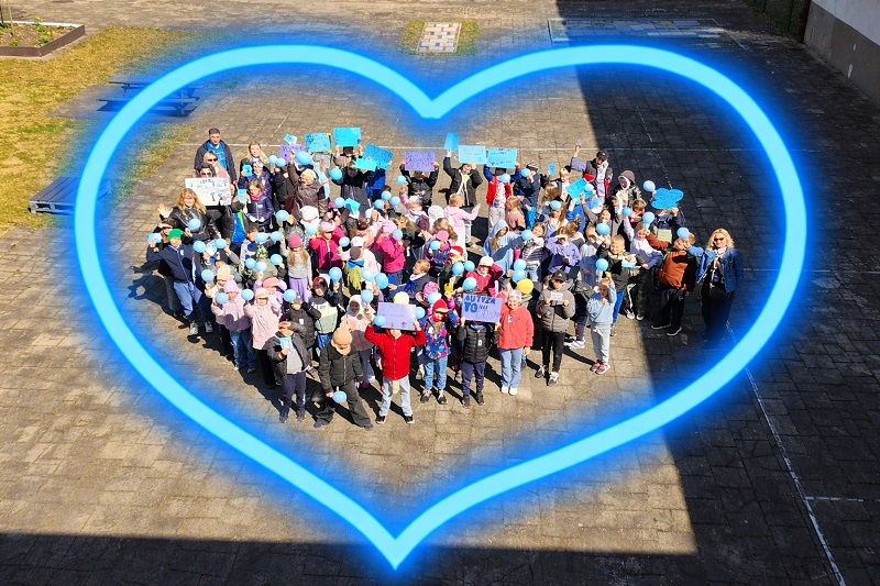 uczniowie klas 1-3 z plakatami 