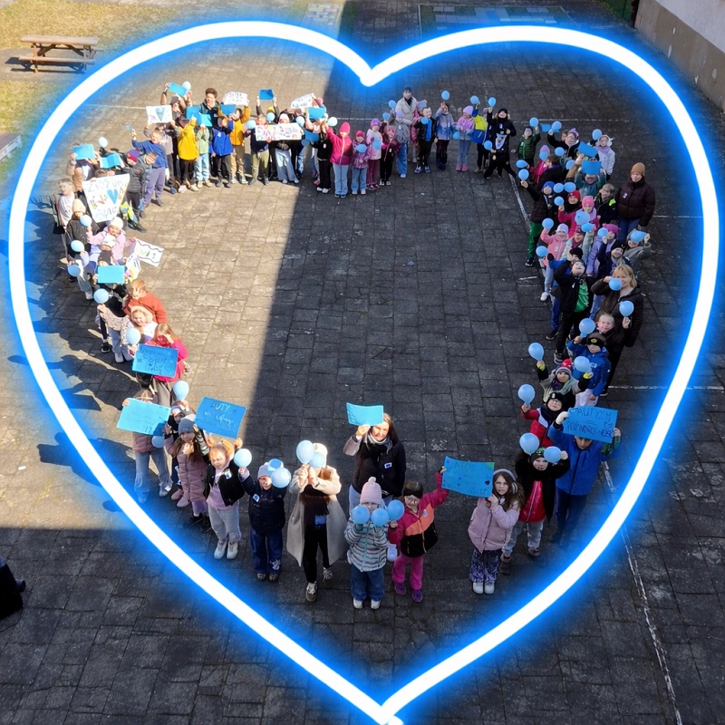 uczniowie klas 1-3 z plakatami 