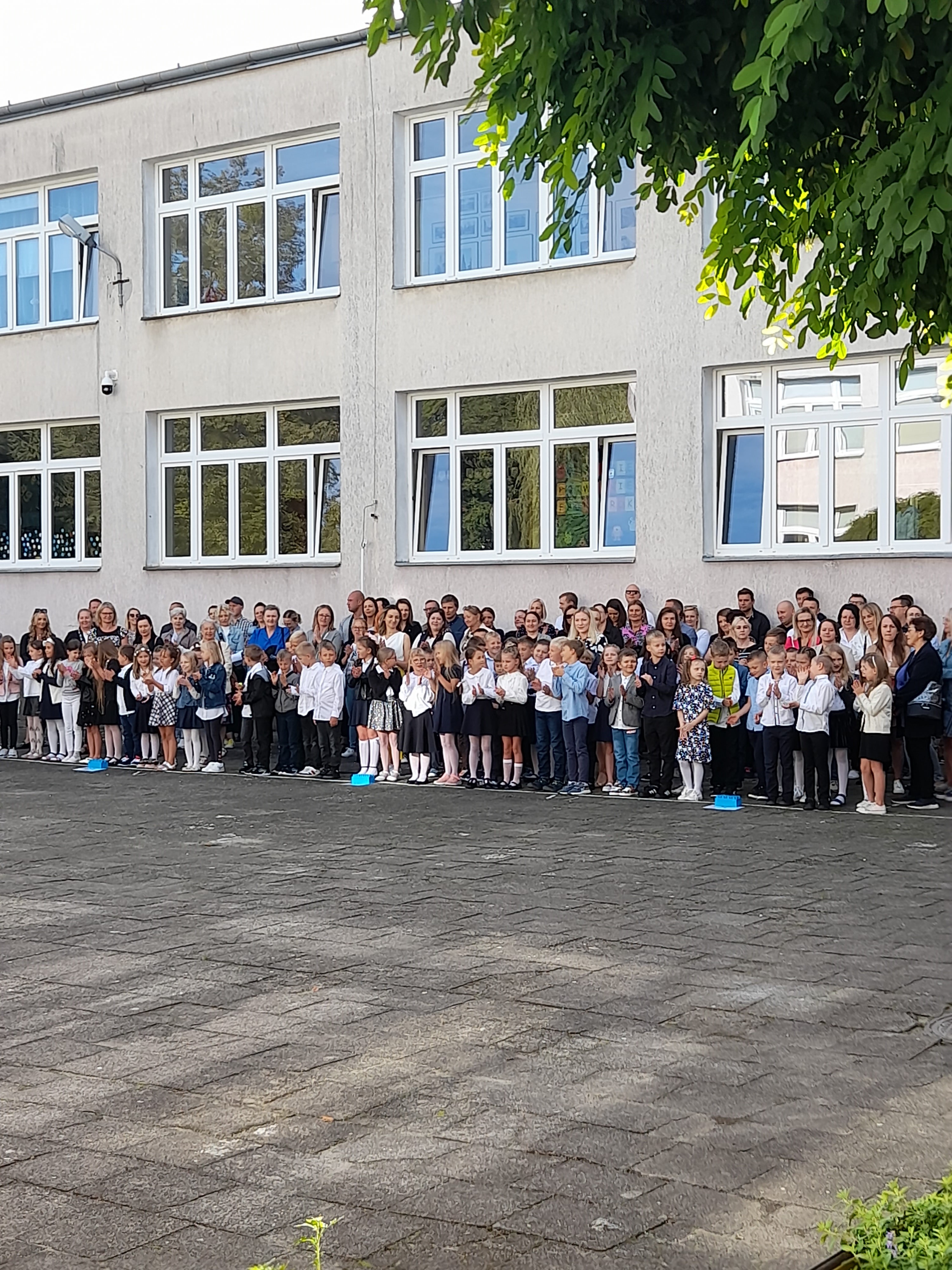 Uczniowie klas młodszych z rodzicami