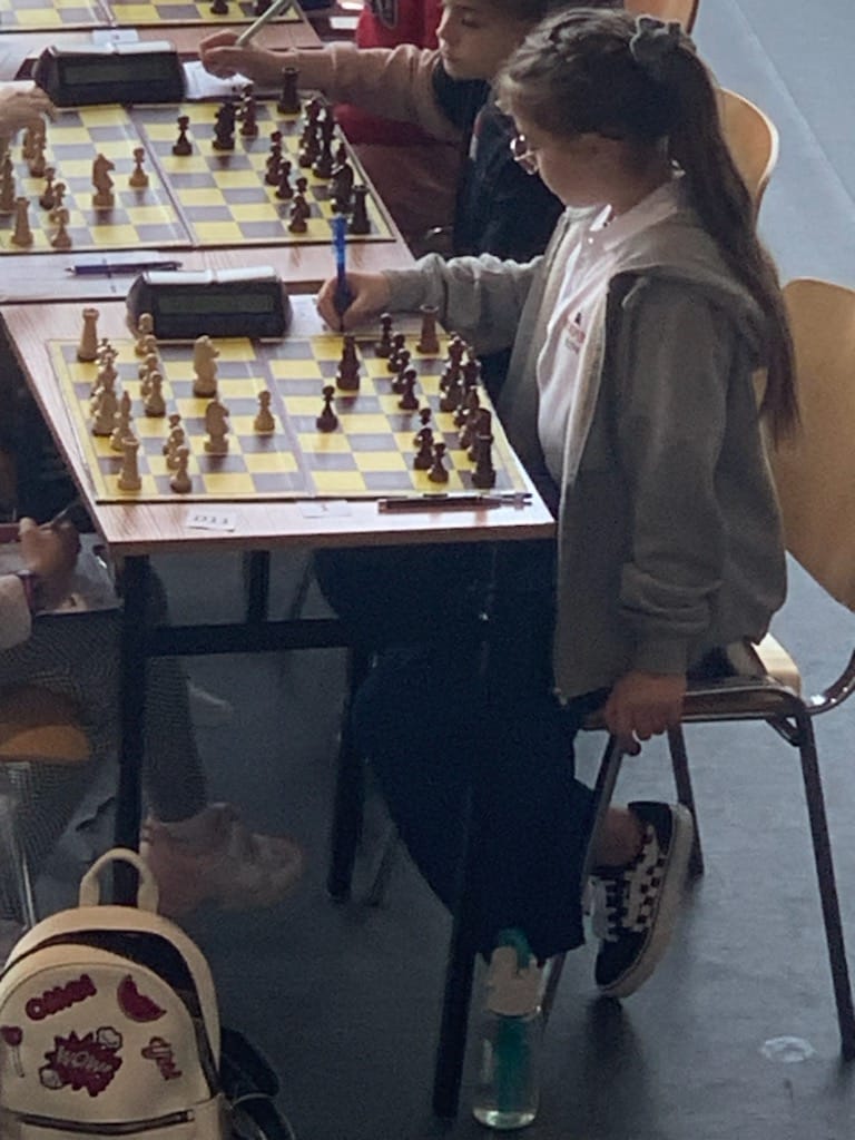 uczniowie przy szachownicach