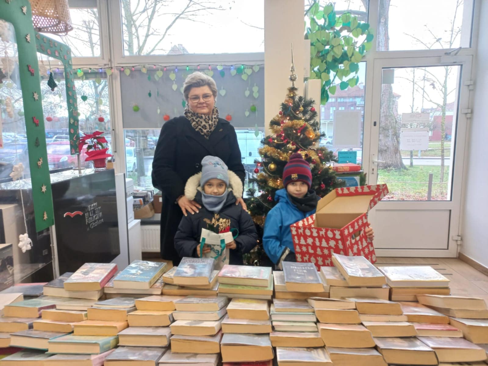 uczniowie SP9 z nauczycielką w bibliotece