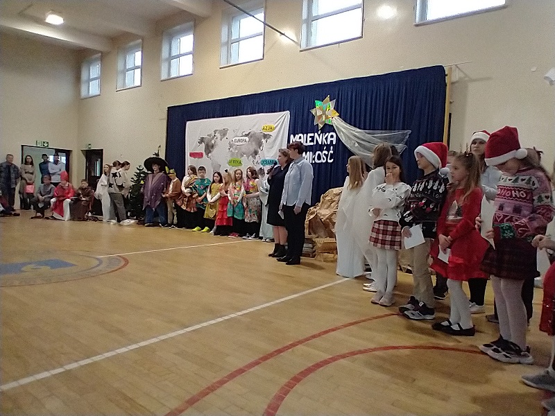 uczniowie i nauczyciele na jasełkach szkolnych