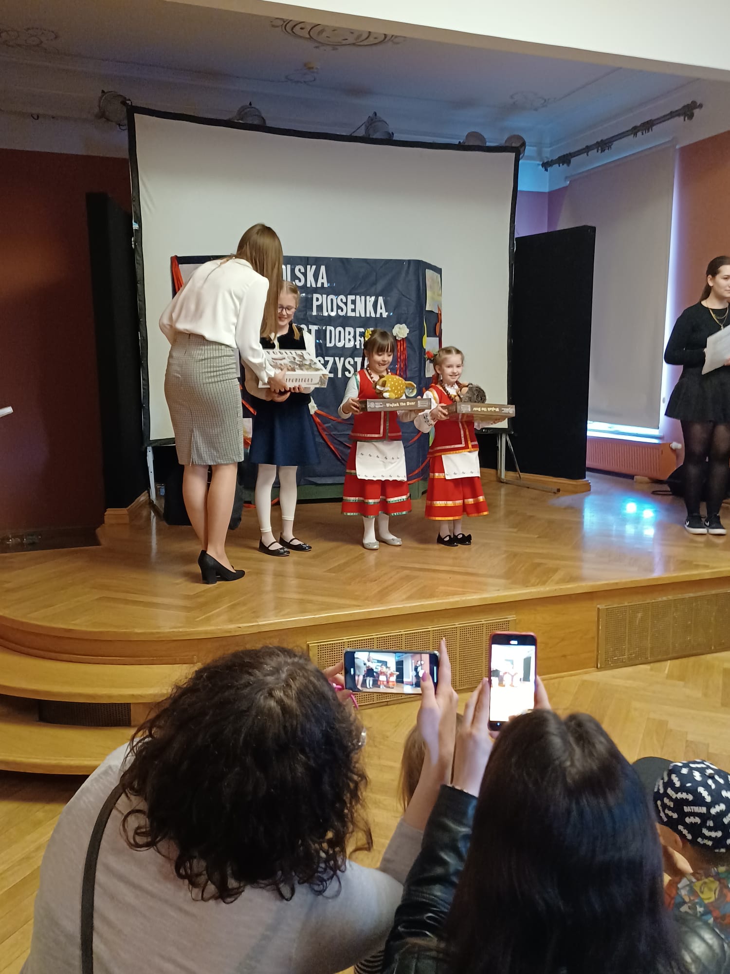 uczniowie na występach w MOK