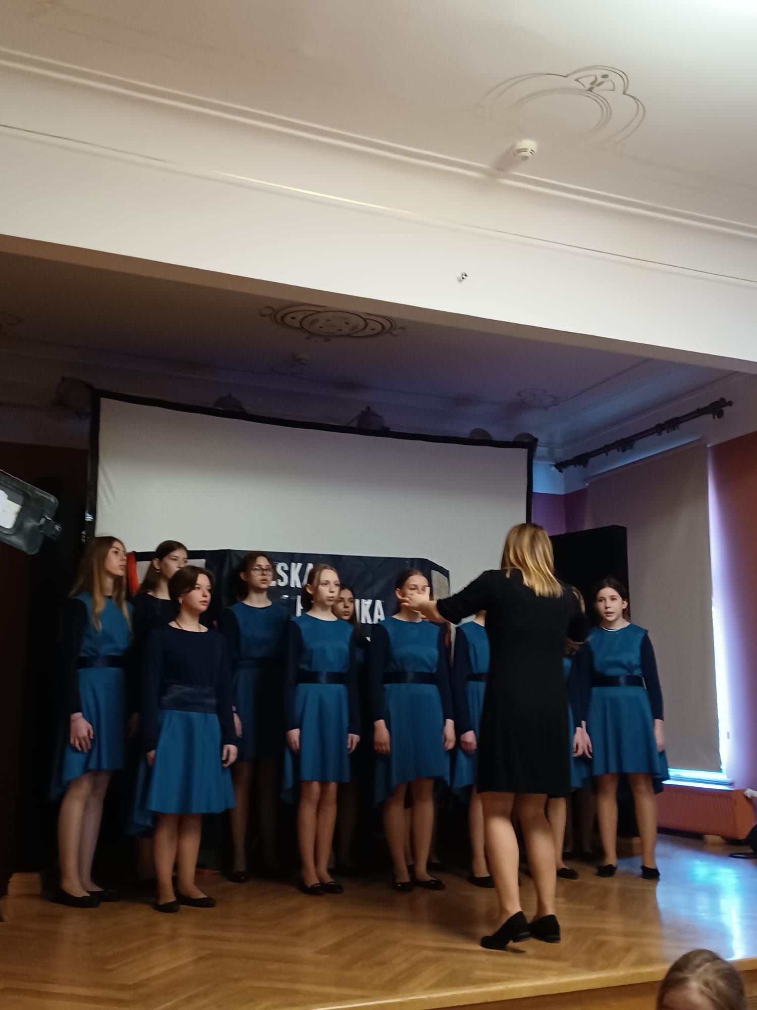 uczniowie na występach w MOK