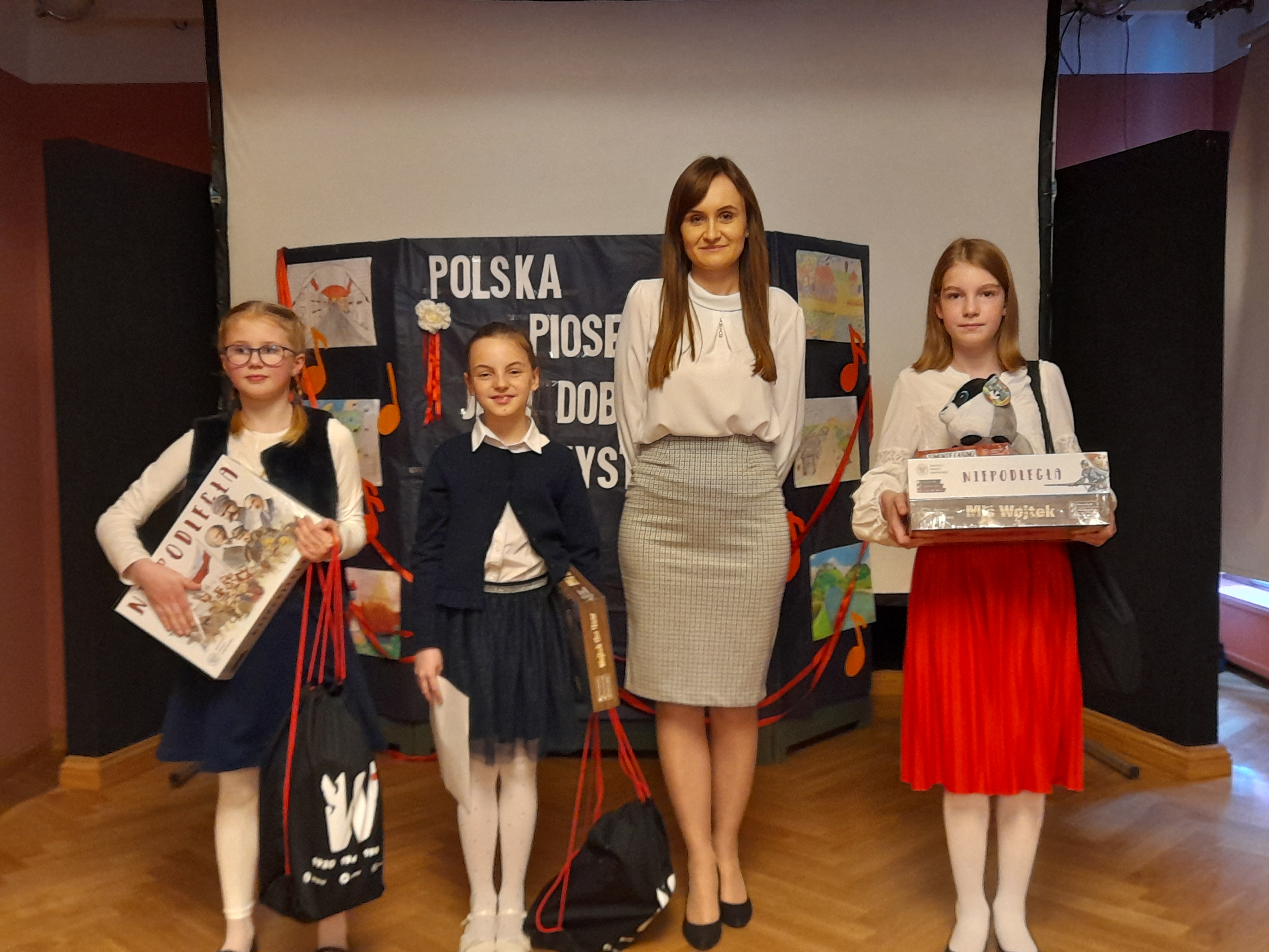 uczniowie na występach w MOK