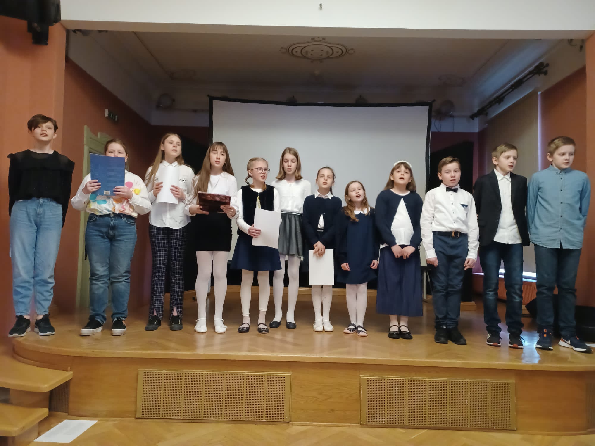 uczniowie na występach w MOK