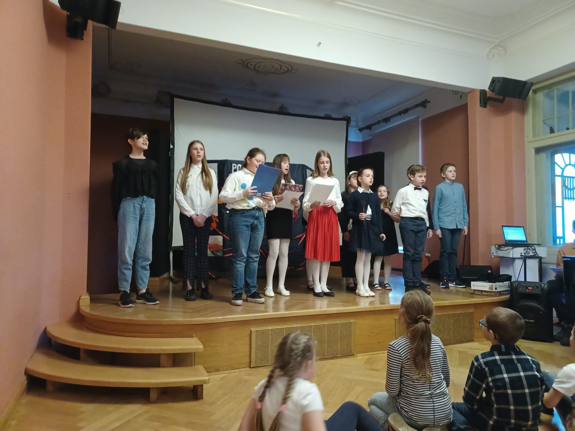 uczniowie na występach w MOK