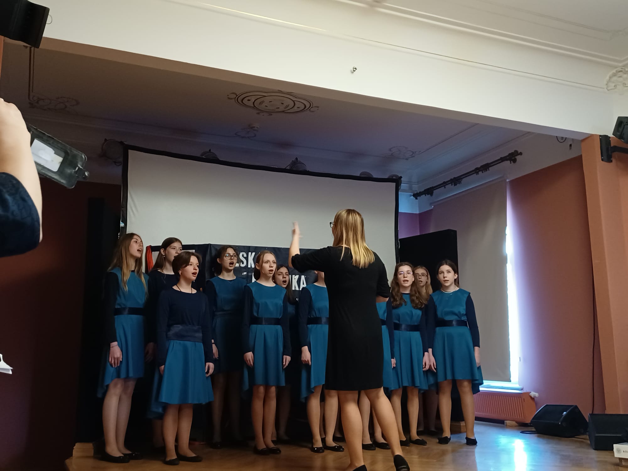 uczniowie na występach w MOK