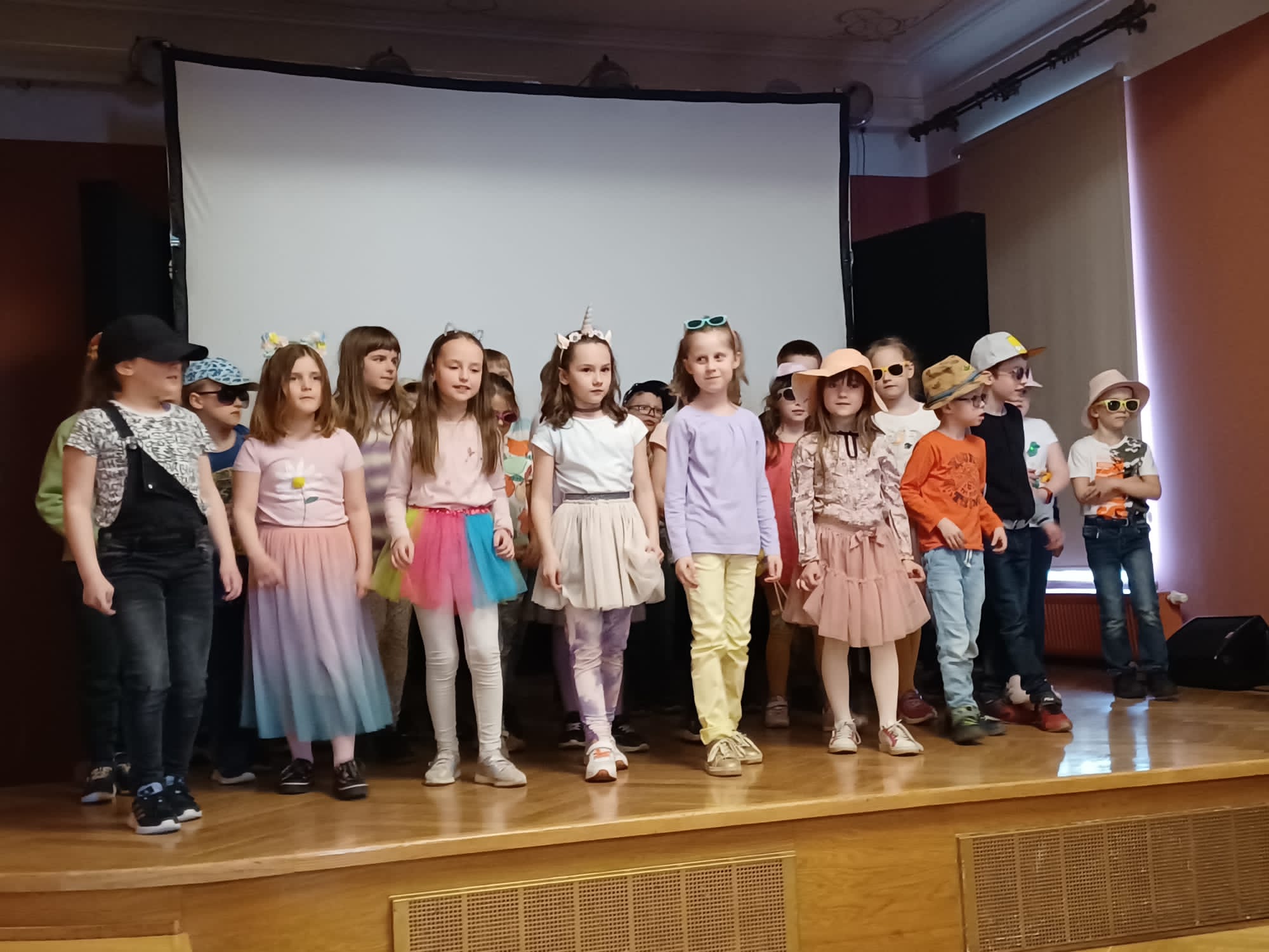 uczniowie na występach w MOK