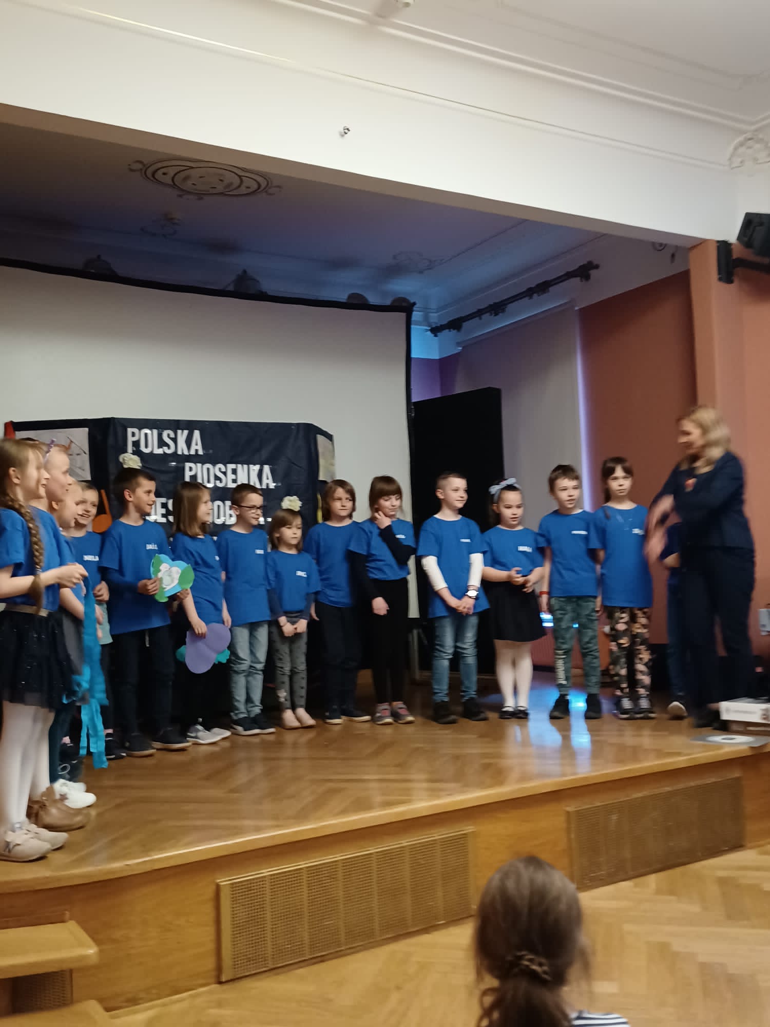 uczniowie na występach w MOK