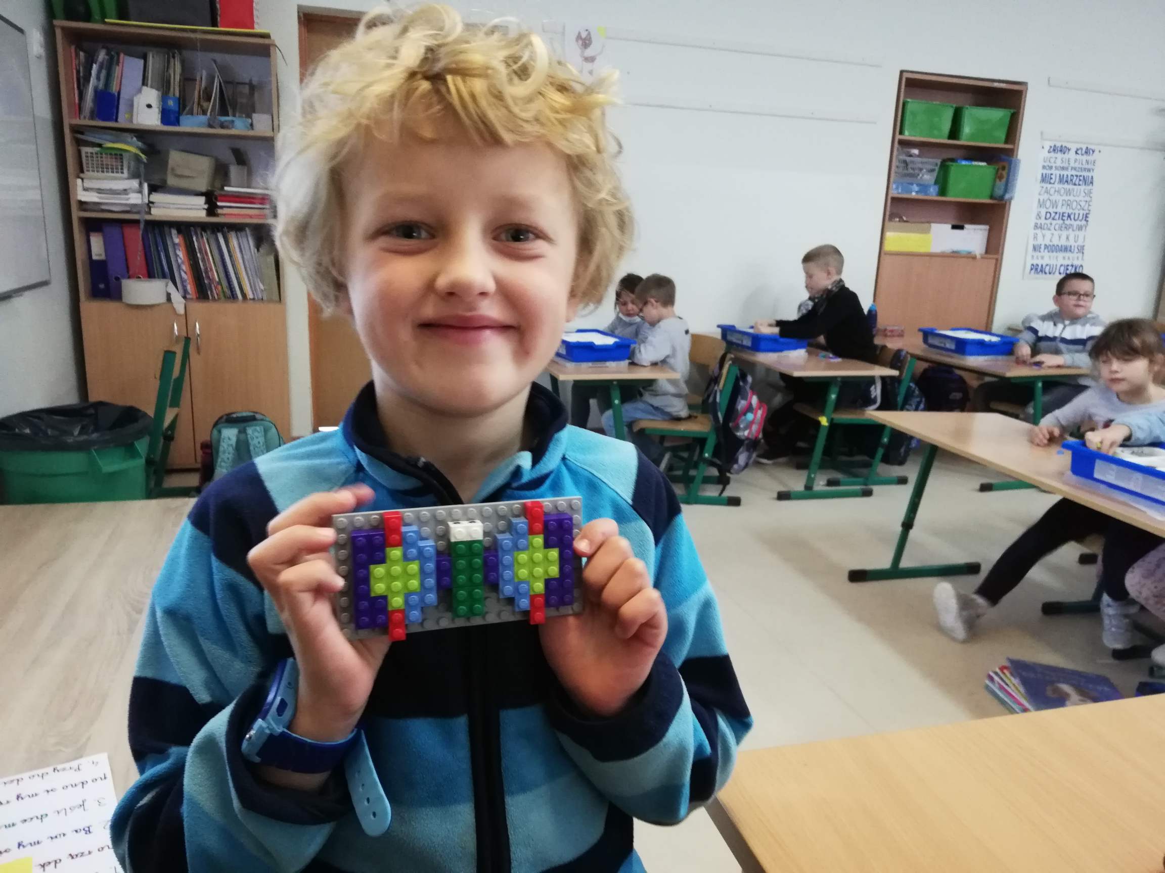 uczniowie budują konstrukcje z klocków lego more to math