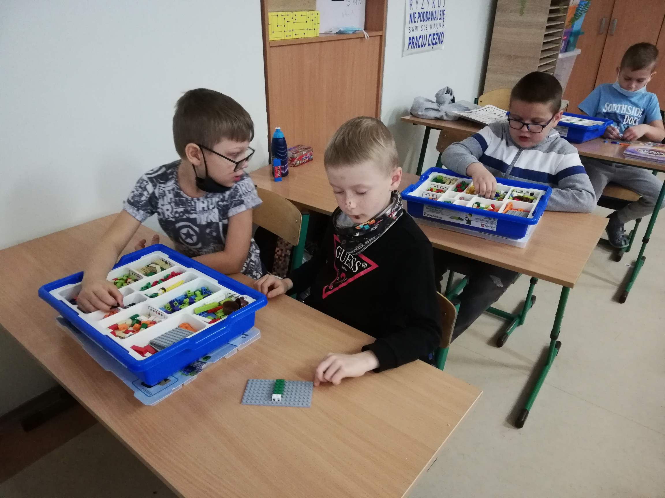 uczniowie budują konstrukcje z klocków lego more to math