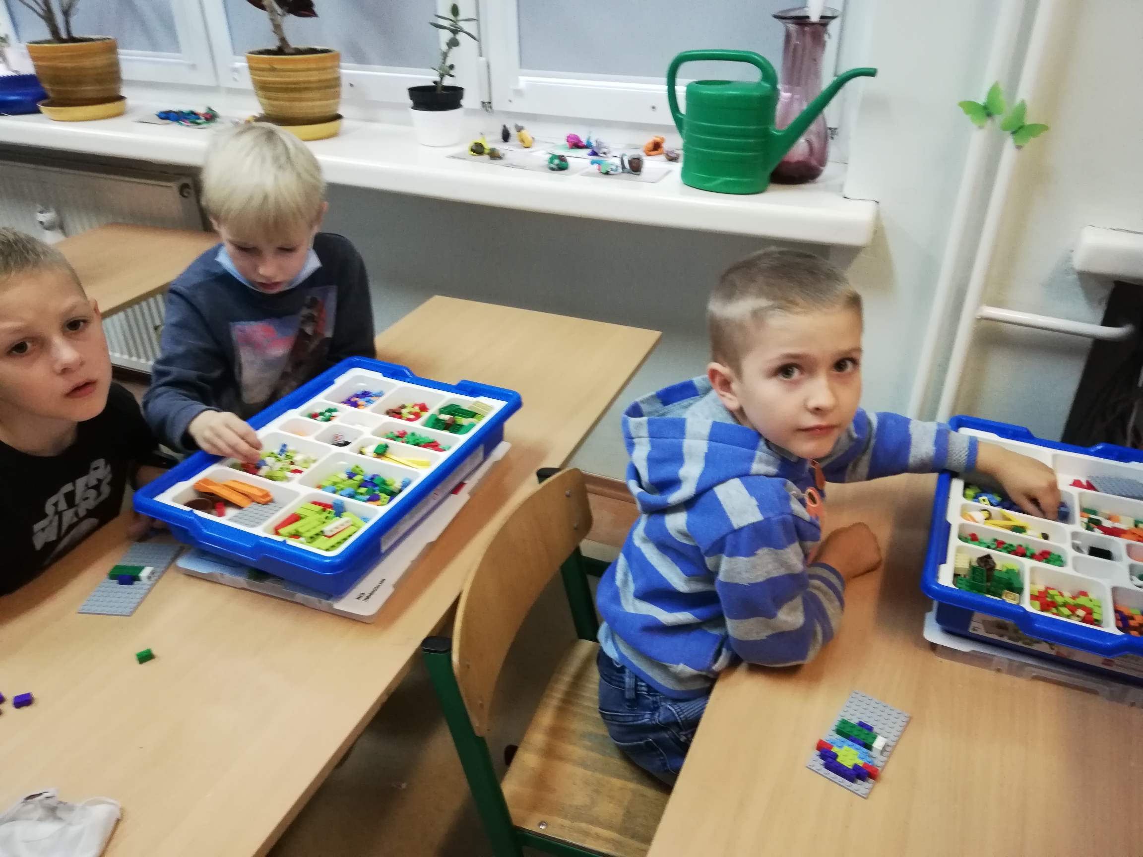 uczniowie budują konstrukcje z klocków lego more to math