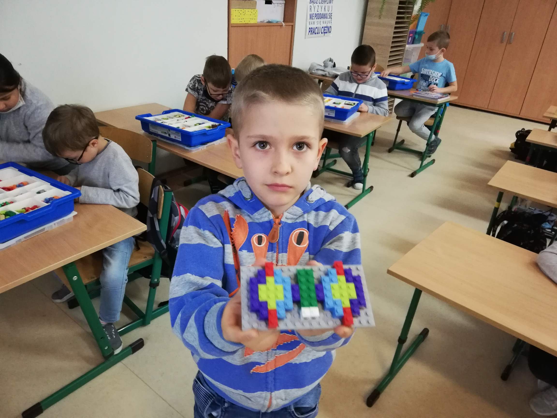 uczniowie budują konstrukcje z klocków lego more to math