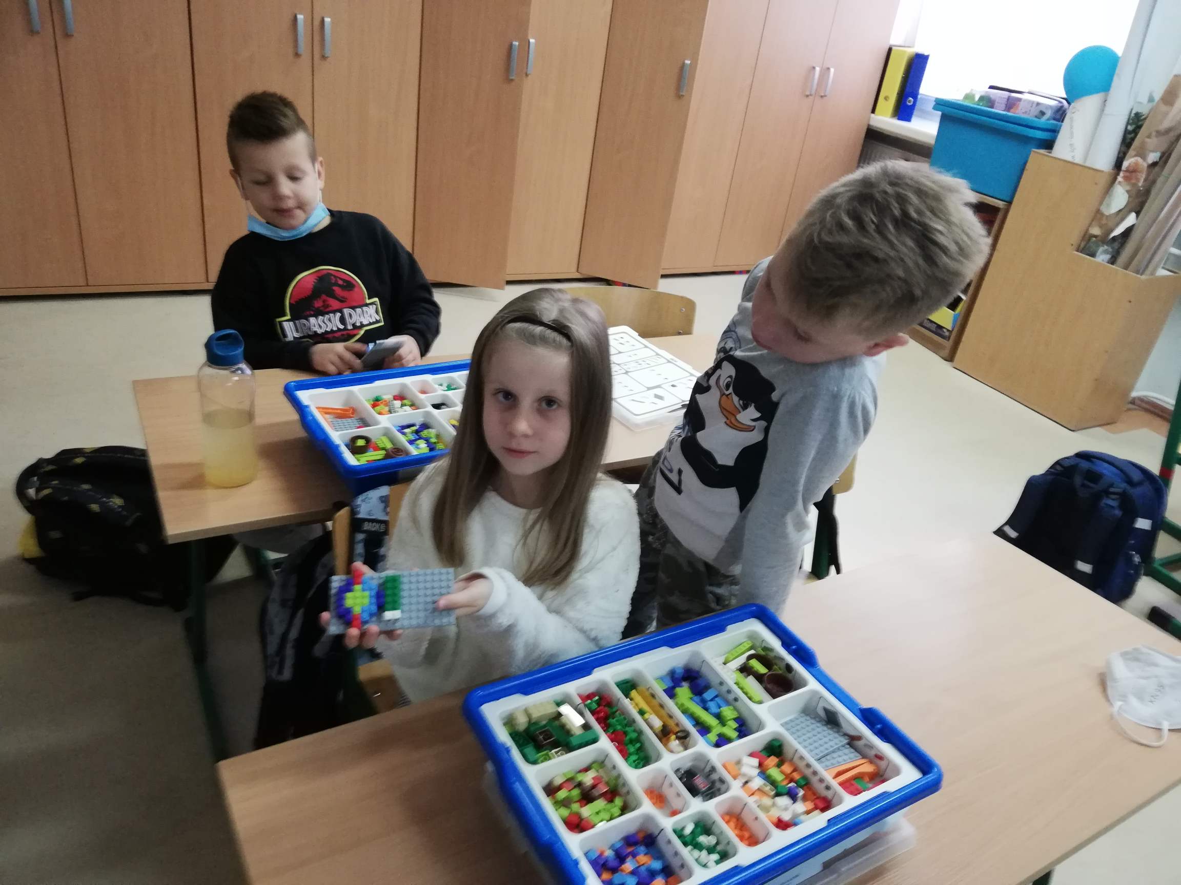 uczniowie budują konstrukcje z klocków lego more to math