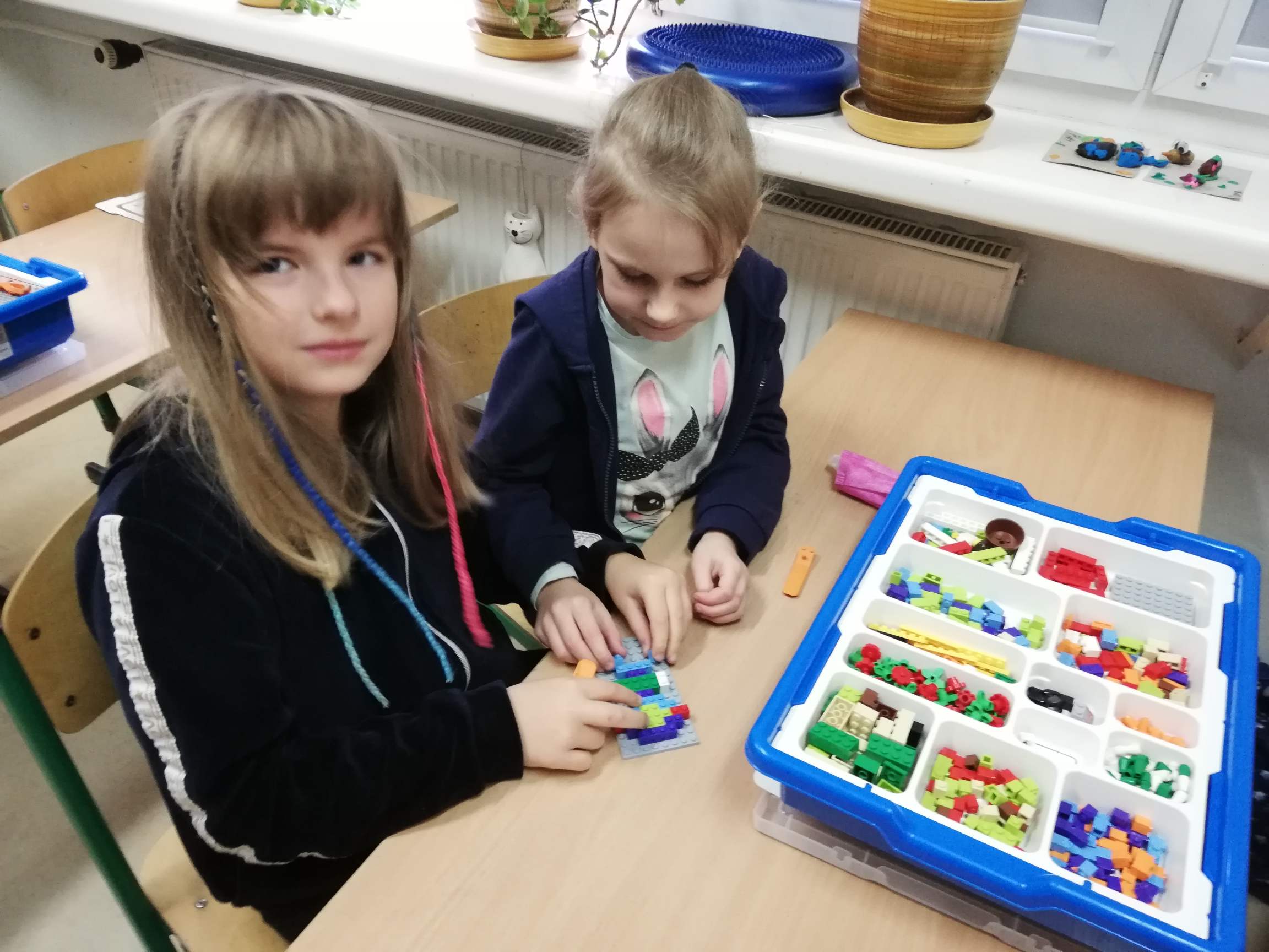 uczniowie budują konstrukcje z klocków lego more to math