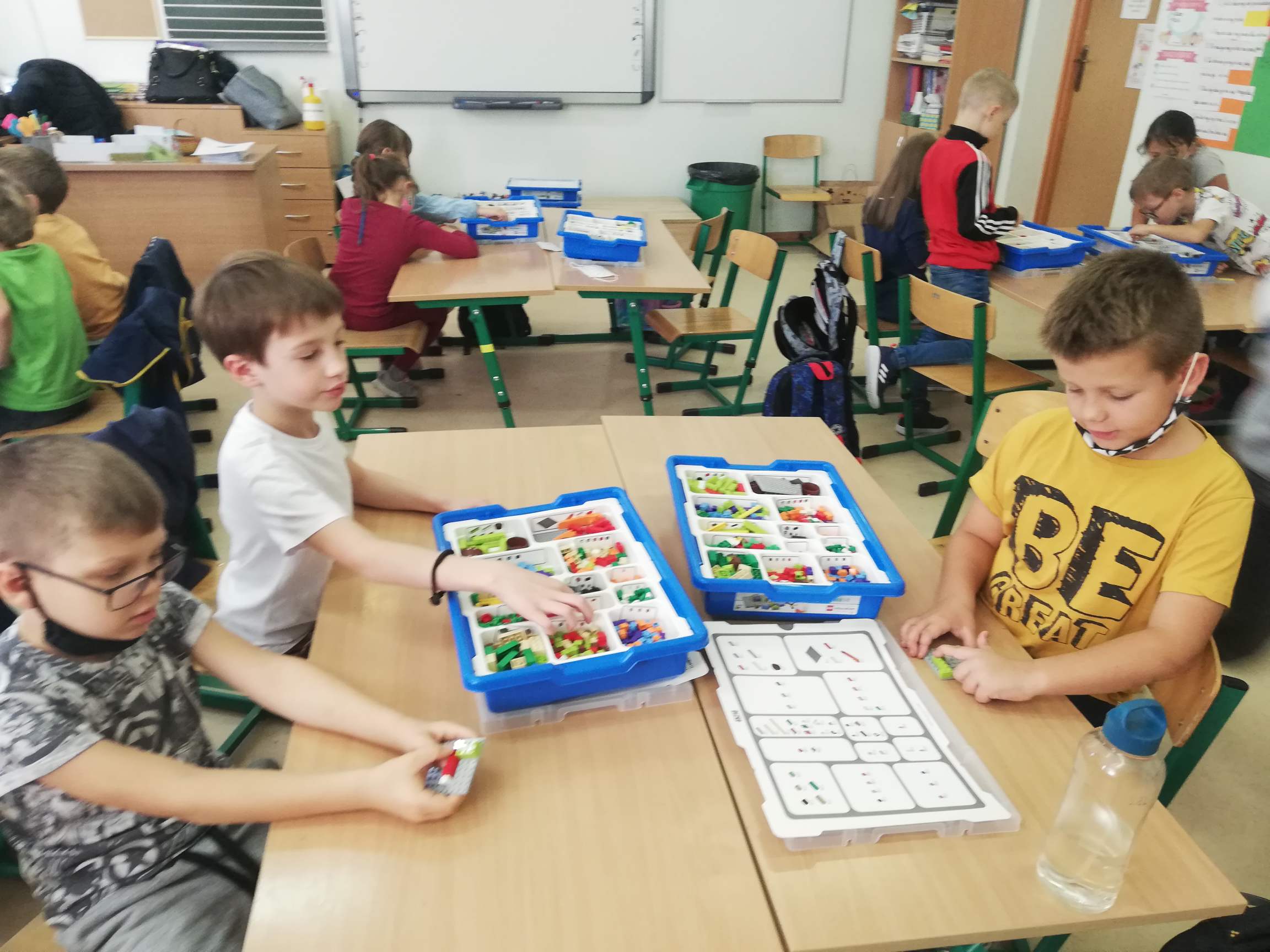 uczniowie podczas zajęć z klockami lego educaton