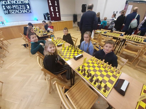 młodsi uczniowie przy szachownicach