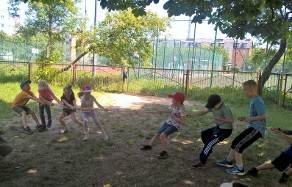 uczniowie na szkolnym placu zabaw