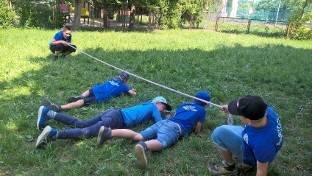 uczniowie czołgają się pod liną