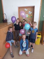 uczniowie z balonami w świetlicy