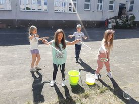 uczniowie puszczają bańki mydlane