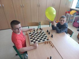 uczniowie grają w szachy