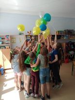 grupa uczniów z balonami