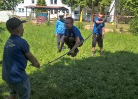 uczniowie przeskakują nad liną