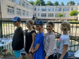 uczniowie z pomalowaną twarzą