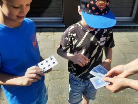 uczniowie grają w karty