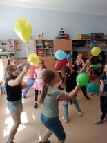 uczniowie tańczą z balonami