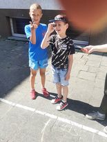 uczniowie na szkolnym placu zabaw