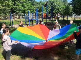 uczniowie na szkolnym placu zabaw