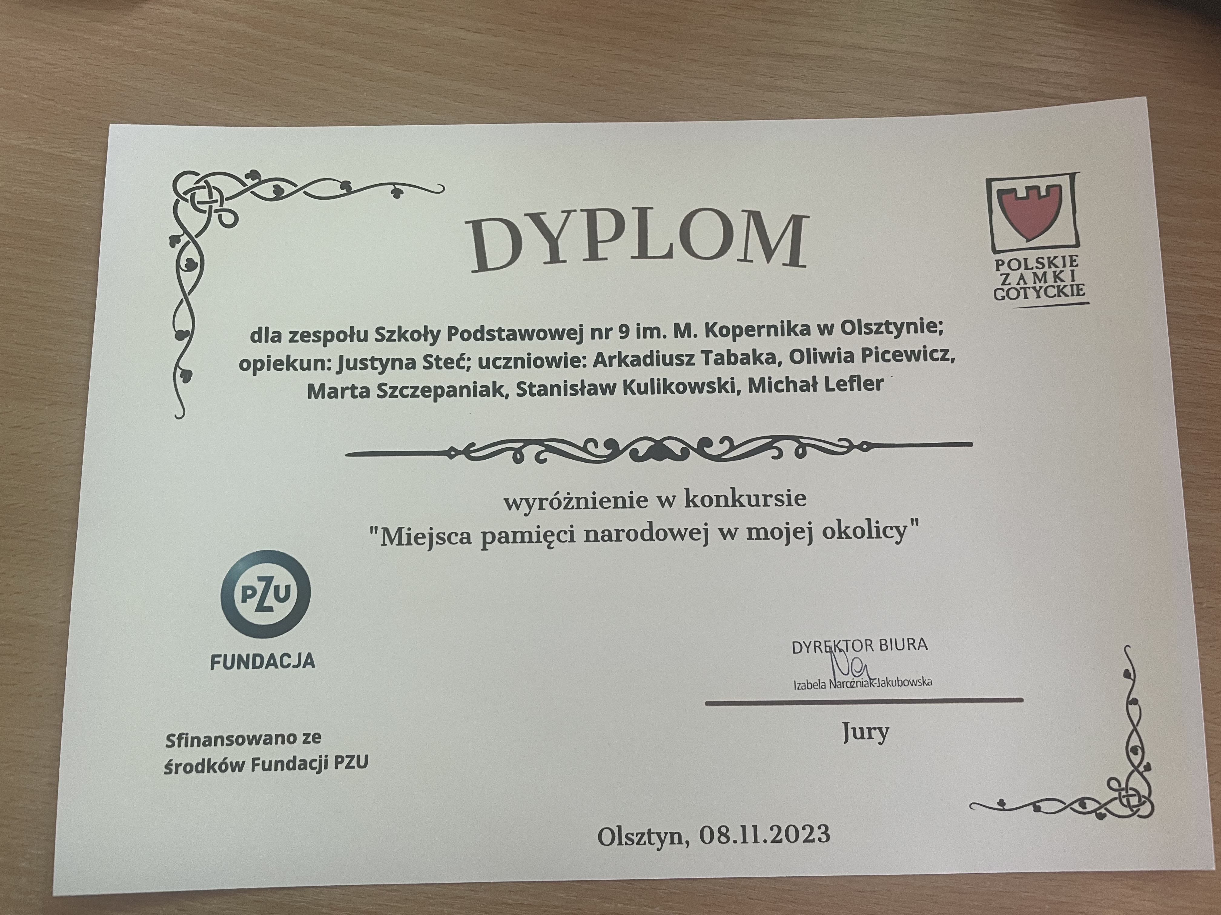 dyplom dla zespołu sp9 im. Mikołaja Kopernka w Olsztynie: opiekun Justyna Steć, uczniowi: Arkadusz Tabaka, Oliwia Picewicz, Marta Szczepaniak, Stanisław Kulikowski, Michał Lefler. Wyróżnienie w konkursie "Miejsca pamięci narodowej w mojej okolicy"