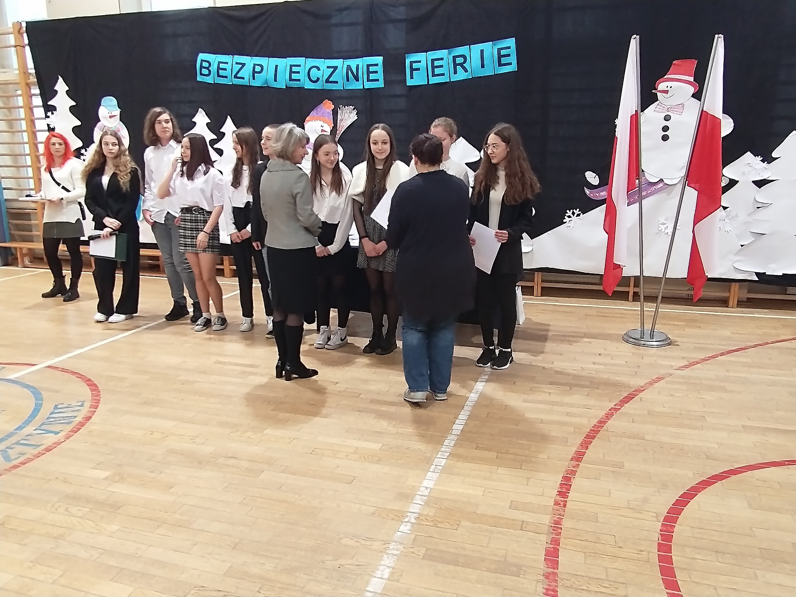 uczniowie wyróżnieni za osiągnięcia w nauce