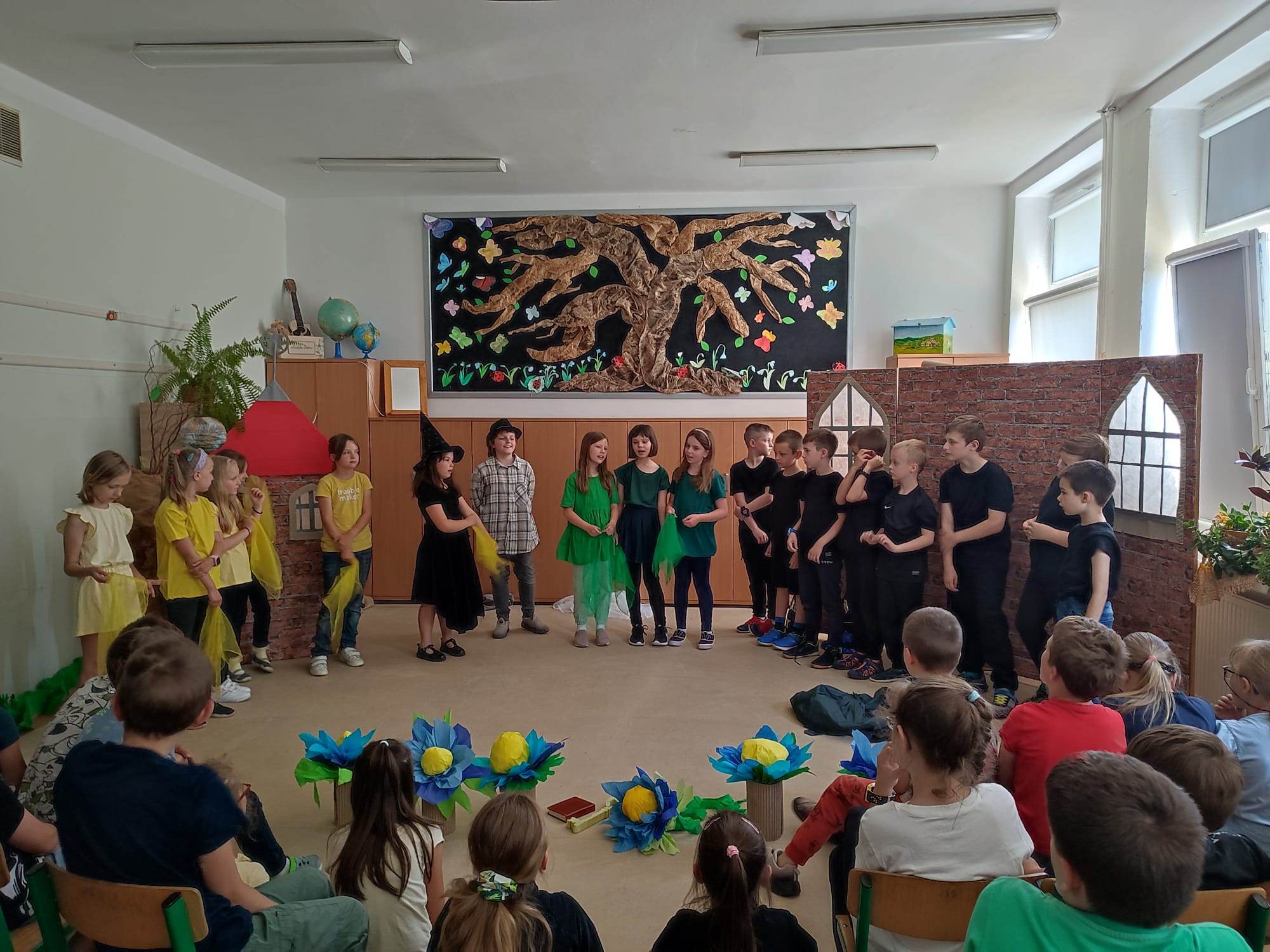 uczniowie klasy 2 a w trakcie występu