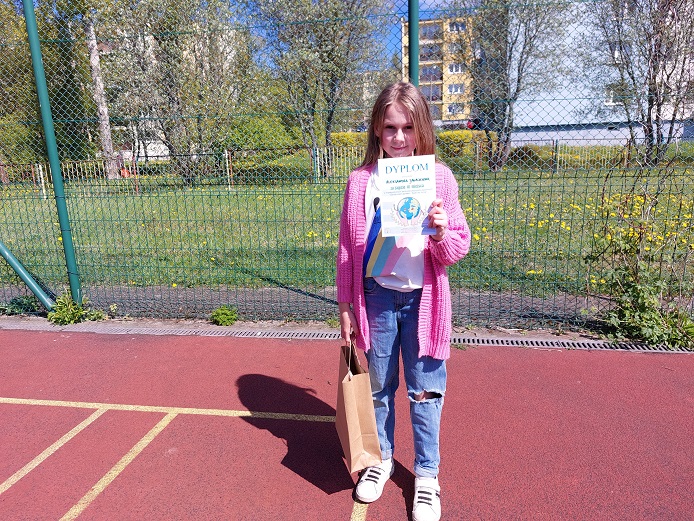 uczennica z dyplomem