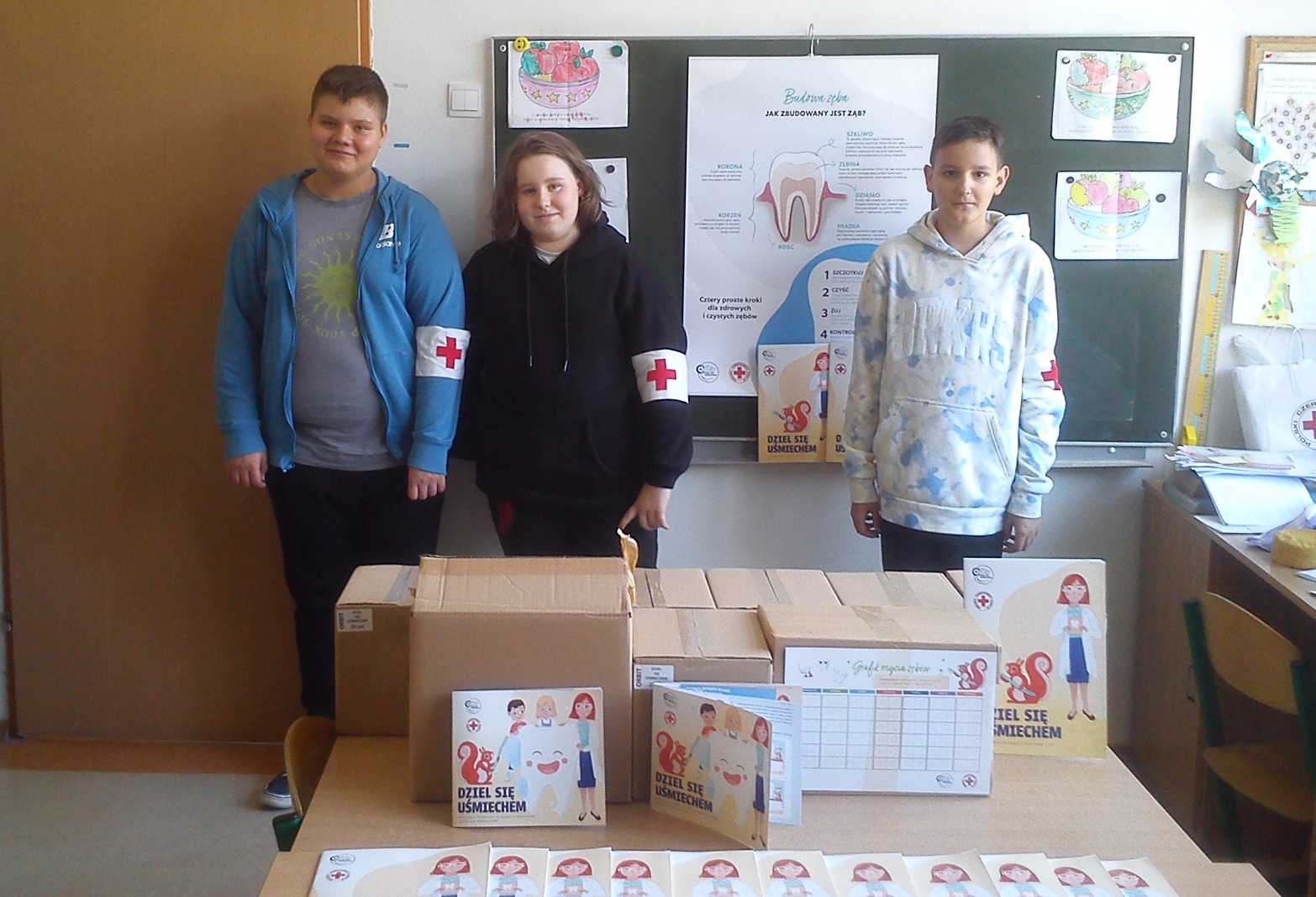 wolontariusze programu dziel się uśmiechem