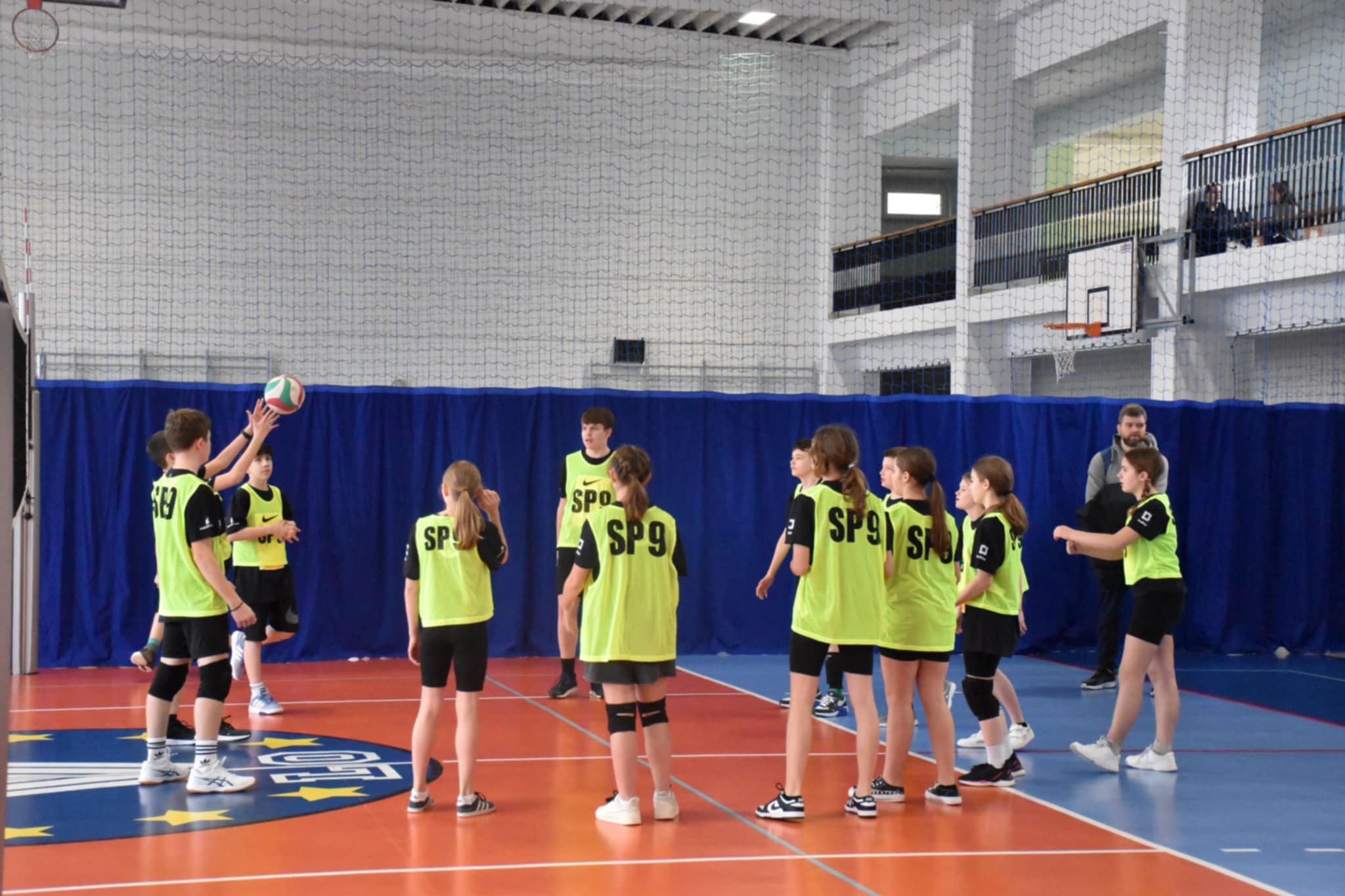 Uczniowie SP9 podczas meczu piłki siatkowej