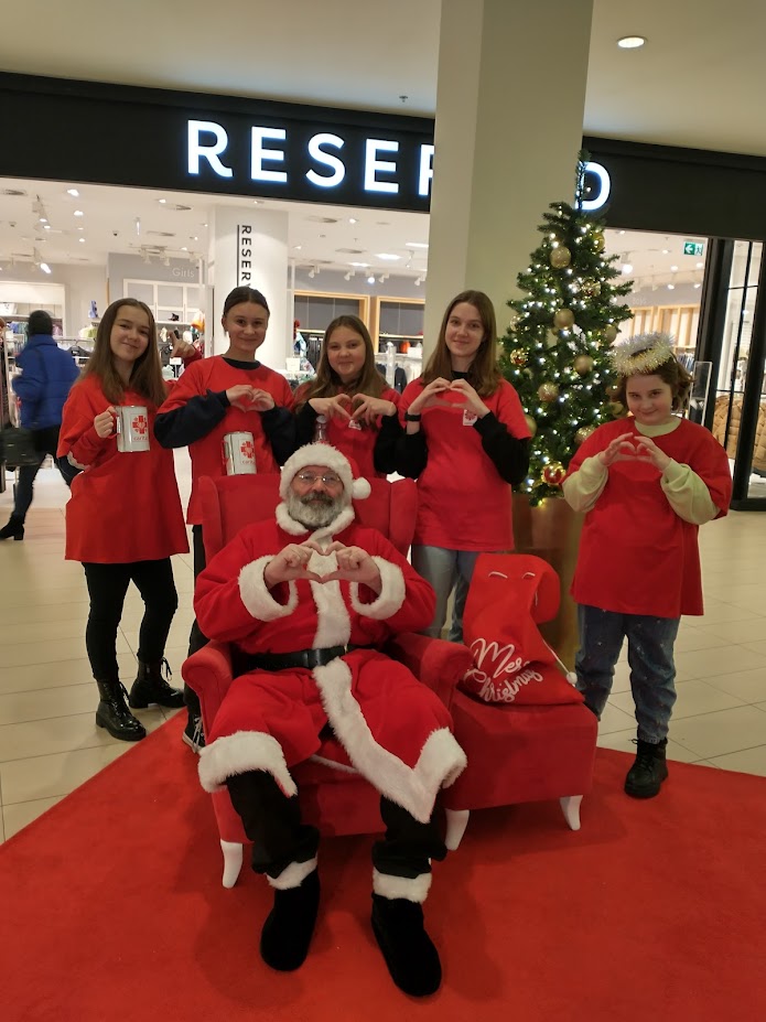 wolontariusze ze śwętym Mikołajem